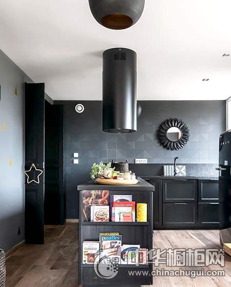 小洋樓廚房黑色櫥柜裝修效果圖