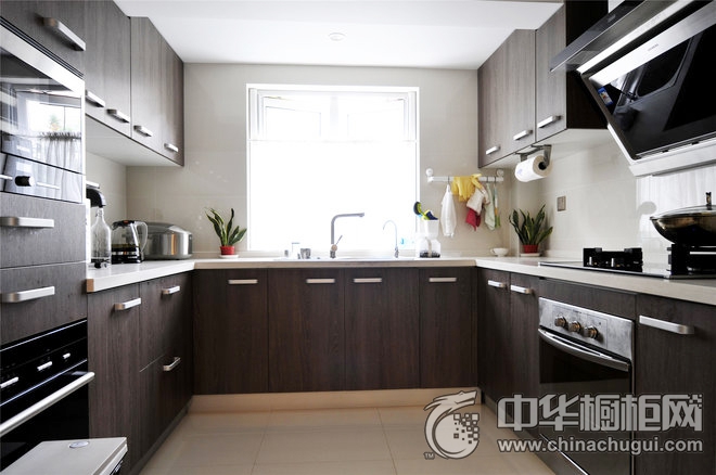 簡(jiǎn)約現(xiàn)代風(fēng)格廚房U型櫥柜裝修效果圖   黑胡桃木色櫥柜圖片